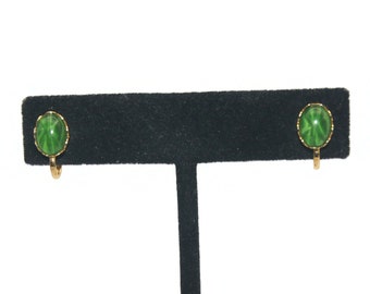 Ovala örhängen med klämma i vintage-stil och gröna cabocher i konstjade i Pekingglas.