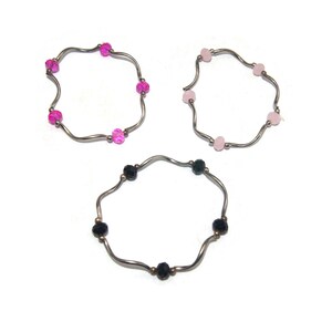 3 Bijpassende vintage zilverkleurige 6 1/2 inch elastische kralenarmbanden met roze of zwarte glaskralen.