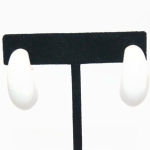Vintage Weiße Lucite Hoop Ohrringe mit Post Backs für Pierced Ohrringe.
