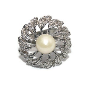 Vintage Silver Tone and Faux Pearl Size 6 Adjustable Statement Ring.