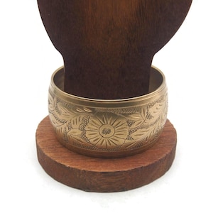 Vintage breiter Messing 21,5 cm Armreif mit Blumenmuster. Alltagskleidung, Business Wear, Chunky Armband, Stapelarmband.