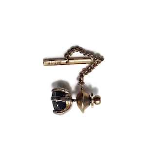 Vintage Gold Ton Tie Tack mit Gold Flakes versiegelt in Harz, Kupplung zurück. Signiert &quot;SWANK&quot;.