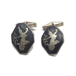 Boutons de manchette octogonaux vintage Siam en argent sterling Niello Ware représentant la déesse Mekkala de la foudre. Poinçon Siam Sterling.