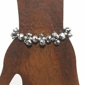 Vintage Silver Tone Glass 7 Inch Elastic Beaded Bracelet.