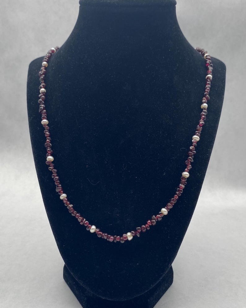 Collier Avec Perles Rouges Collier vintage de 74 cm (29 pouces) en perles de grenat rouge-violet ...