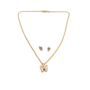 Puede incluir: Un conjunto de joyas de color dorado con un collar y pendientes a juego. El collar tiene una cadena delicada con un colgante de mariposa. Los pendientes son pequeños tachuelas. El colgante de mariposa y los pendientes tienen una piedra transparente en el centro.