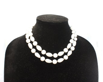 Vintage blanco plástico y oro tono 2 Strand con cuentas collar de 16 pulgadas con cierre de gancho.