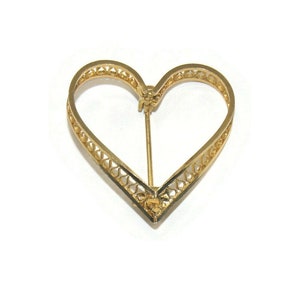 Delicate Vintage Gold Tone Heart Brooch.