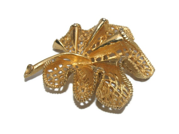 Large Vintage Gold Tone 3D Leaf Brooch. - image 2