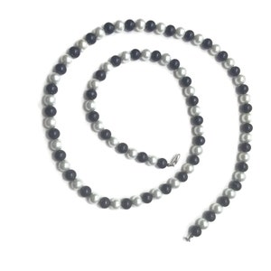 Vintage Silver Tone et 10 mm Silver et Black Faux Pearl 37 Inch Necklace avec Clasp De griffe de homard.