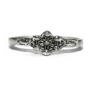 Delicate Vintage Silver Tone Flower Design Size 6 1/2 Ring.