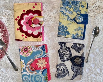 Porta-saquinhos de chá | Presente para amantes de chá | Diversas carteiras para chá | Frascos de perfume franceses pretos | Estampa toile azul e amarela | Floral rosa | Presente para ela