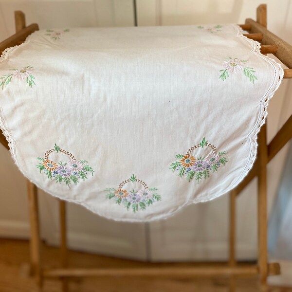 Vintage Linen Embroidered Runner with baskets of daisies lace | Vintage Dresser Cover | Floral Runner | Dresser Scarf | Bridal Table Runner