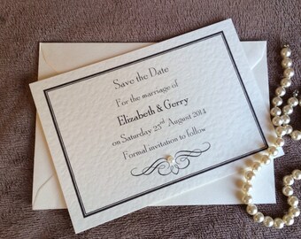 Postales para guardar la fecha y sobres a juego. Tarjeta blanca o marfil con perla o gema de color. Set de boda "Perla".