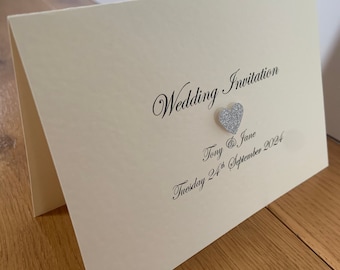 Invitaciones de boda de día o de noche con corazón en liso o brillante. Sobres a juego. Elección de colores de corazón en liso o brillante. 'Victoria'