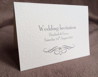 Invitaciones de boda y sobres a juego. Cartulina marfil o blanca martillada con gemas de colores a elegir. Invitaciones de día o de noche. Juego "Perla"