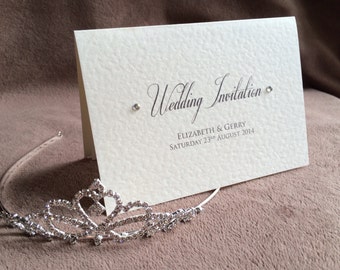 Invitaciones de boda para día o noche. Gemas de colores a elegir. Hermoso diseño en cartulina marfil o blanca y sobres a juego. Set de boda 'Claire'