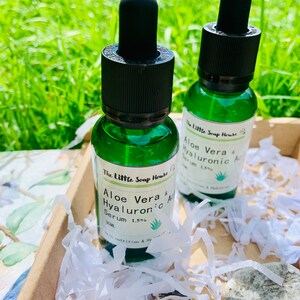 Puede incluir: Dos peque&ntilde;os frascos de vidrio verde con goteros negros. Los frascos contienen un l&iacute;quido transparente y est&aacute;n etiquetados "The Little Soap House Aloe Vera & Hyaluronic Acid Serum 1.5%".