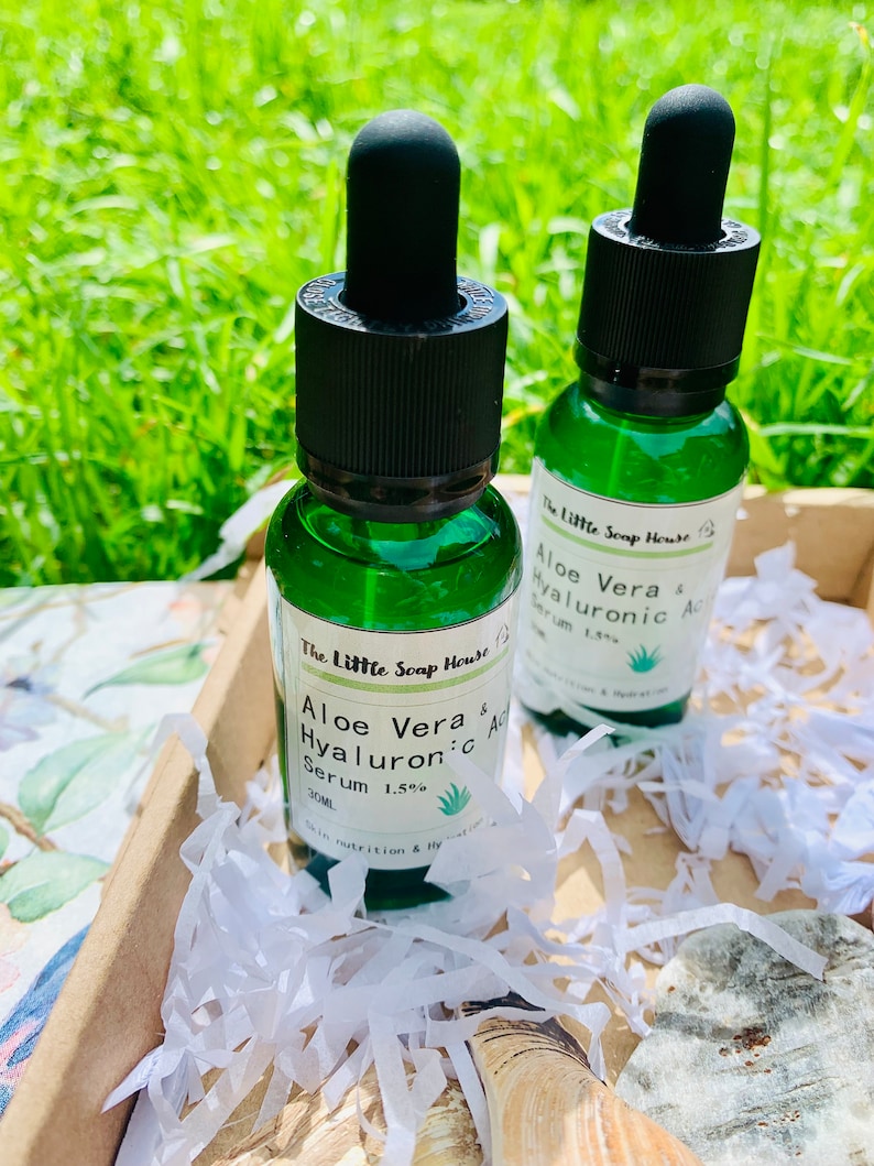 Puede incluir: Dos peque&ntilde;os frascos de vidrio verde con goteros negros. Los frascos contienen un l&iacute;quido transparente y est&aacute;n etiquetados "The Little Soap House Aloe Vera & Hyaluronic Acid Serum 1.5%".