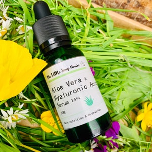 Puede incluir: Una botella de vidrio verde con un gotero negro, etiquetada "The Little Soap House Aloe Vera & Hyaluronic Acid Serum 1.5% 30ML Skin nutrition & Hydration".