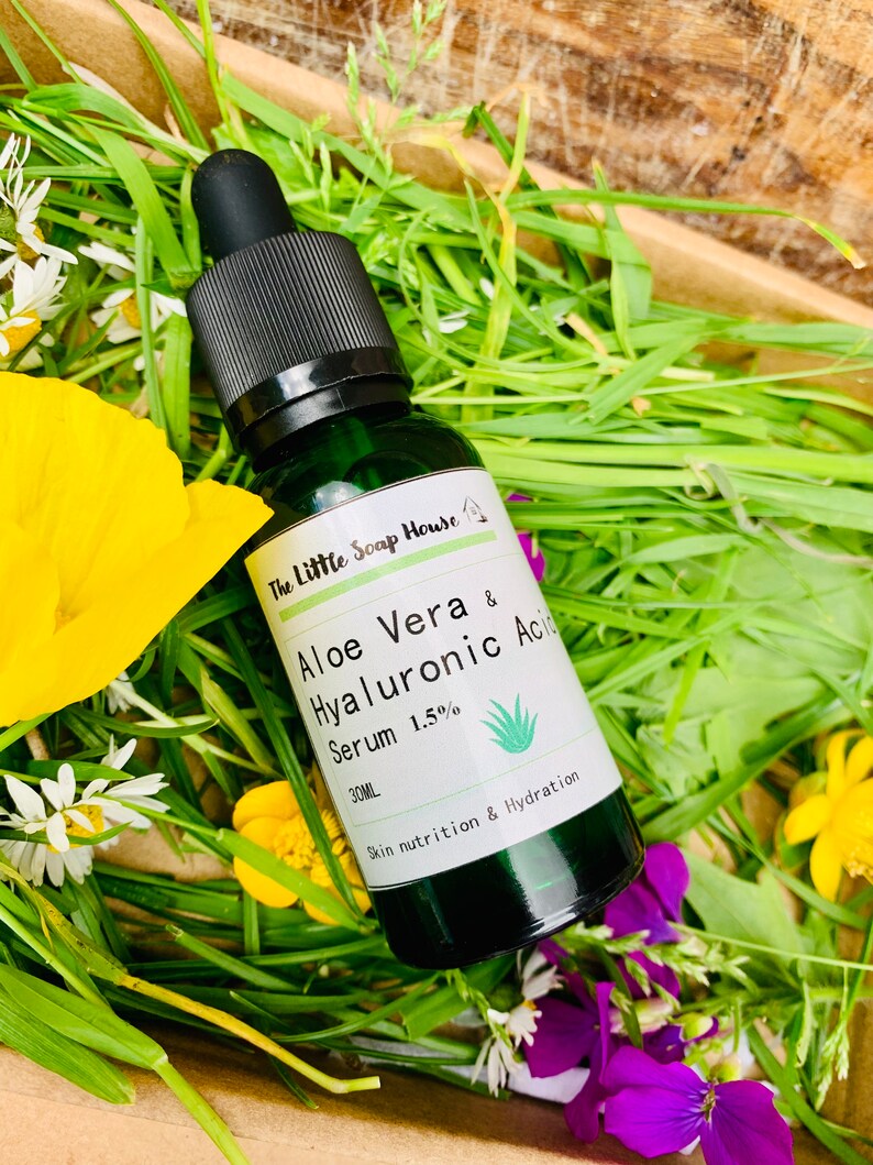 Puede incluir: Una botella de vidrio verde con un gotero negro, etiquetada "The Little Soap House Aloe Vera & Hyaluronic Acid Serum 1.5% 30ML Skin nutrition & Hydration".