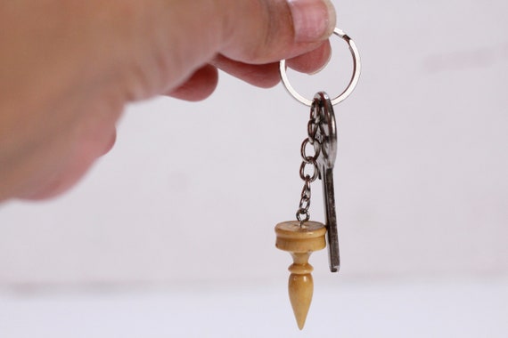Llavero De Madera Con Figura De Alfil De Ajedrez – Accesorio Elegante Y Funcional – Regalo Original Para Amantes Del Ajedrez