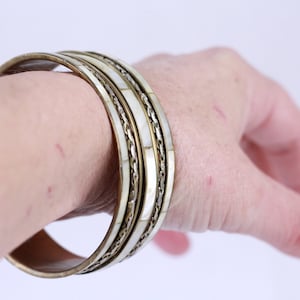 Bracelet vintage en laiton et perles, jonc nacre