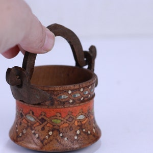 Antiker hölzerner Topf, Holzeimertopf, kleiner handbemalter Topf, Ranch-Ausstellungstopf, primitiver antiker Kessel, Kessel, handgemachter Topf