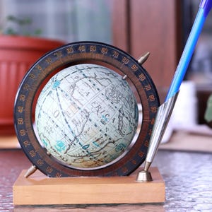 90er Jahre Holzglobus, kleiner Globus, Home Dekoration, Bar Deko oder Büro Deko, Schreibtisch Globus, Alter Globus, Sammlerstück