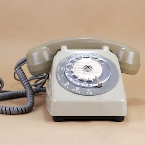 Téléphone à cadran des années 1980, téléphone à cadran vintage, vieux téléphone à cadran, téléphone beige, téléphone de bureau, téléphone à cadran vintage, fabriqué en France