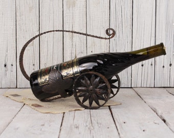 Vintage Weinhalter aus Metall in Chariot-Form. Weinregal