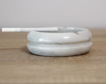 Cenicero vintage de mármol blanco: decoración moderna de mediados de siglo