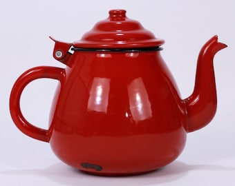 Teiera vintage in smalto rosso, piccolo bollitore, attrezzatura turistica