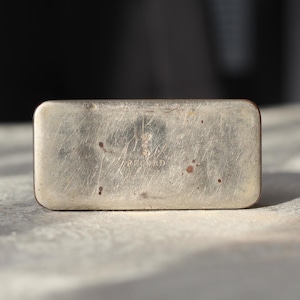 Vintage spruta med nål i behållare, metall medicinsk sterilisatorlåda