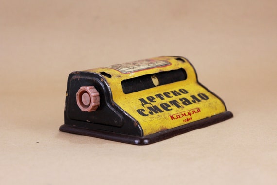 1950年代のヴィンテージ子供用機械式計算機、ブリキ製おもちゃ