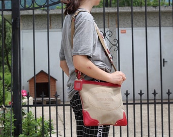 Bolso de hombro vintage PRADA, lona con logo en cuero rojo, correa ajustable