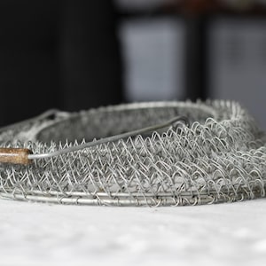 Cesta de pescado francesa vintage: decoración de pesca de plástico y alambre con tapa