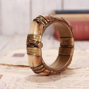 Bracelet vintage en laiton et nacre, jonc incrusté