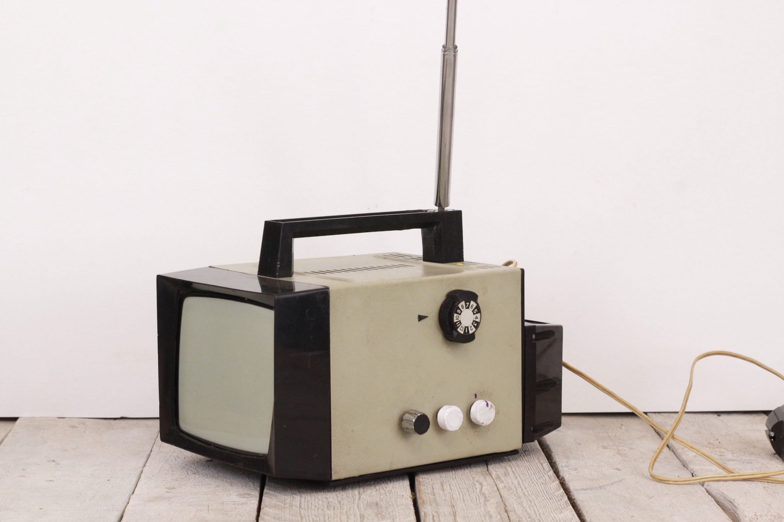 ポータブルソ連テレビ、エレクトロニカ VL-100、ヴィンテージ - Etsy 日本