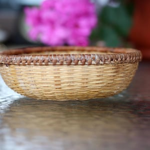 Vintage Wicker Picnic Basket: Handwoven Farmhouse Decor