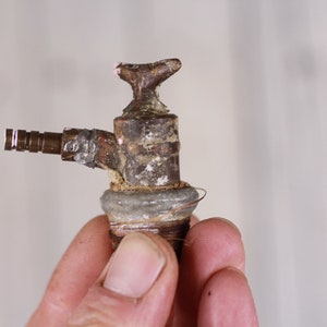 Llave de paso de agua de válvula de agua oxidada de latón vintage imagen 1