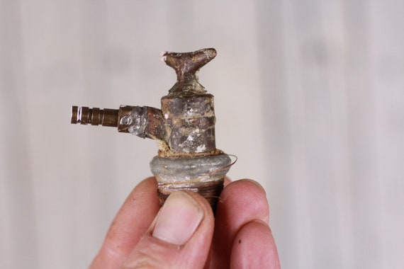 Robinet d'arrêt d'eau de valve d'eau en laiton rouillé vintage -  France