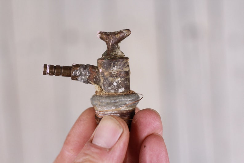 Llave de paso de agua de válvula de agua oxidada de latón vintage imagen 1