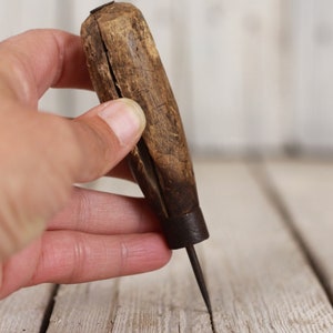 Antike handgemachte Holzgriff Ahle, primitive Werkzeug, Leder Loch Maker Werkzeug, Nähsammler