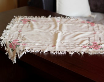Mantel de lino vintage bordado a mano con flecos