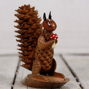 1970er Jahre Eichhörnchen aus Holz, Eichhörnchen Figur