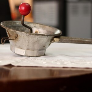 Vintage Passe Vite Food Mill: Hand-Operated Grinding Colander