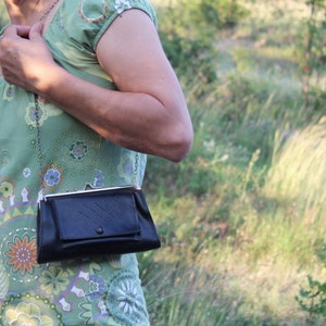 Vintage Kunstleder kleine Geldbörse mit Metallkette, schwarze Brieftasche, Metallrahmen Tasche, Cross Body