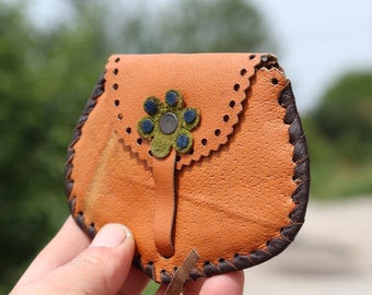 Monedero pequeño vintage de cuero con forma de moneda
