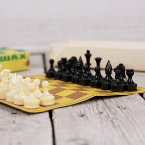 Vintage Travel Chess Set: 32 Plastic Pieces, Medium Size